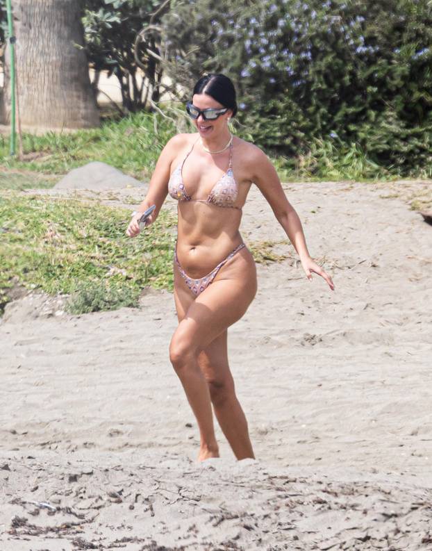 FOTO Ivana Knoll objavila novu fotku. Evo kako je izgledala kad su je paparazzi uhvatili na plaži