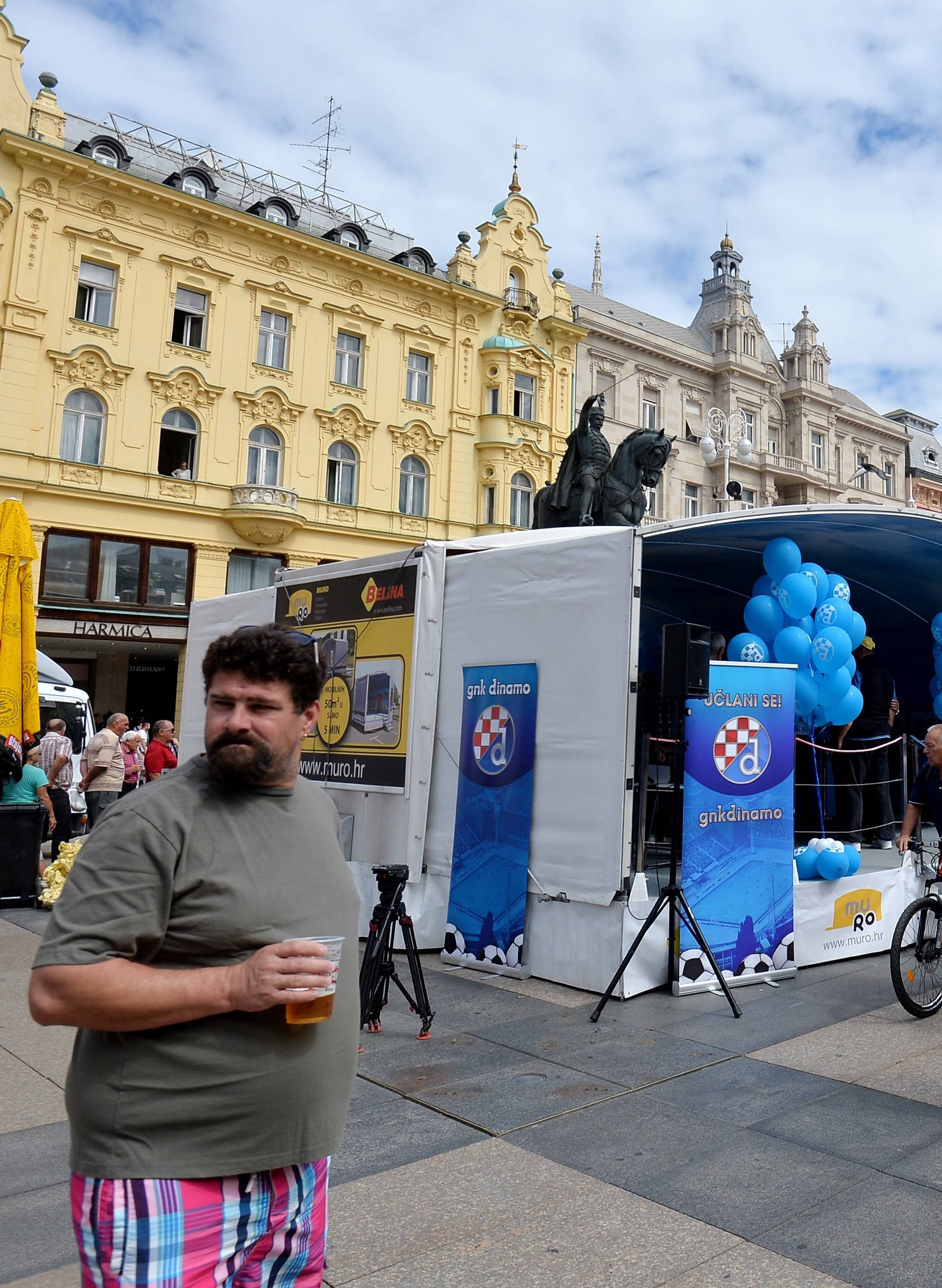 To su pravi šampioni! Trofej i lopta iz '67. izloženi na Trgu