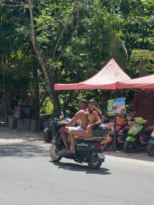 FOTO Muškarci zbog nje gube glavu: Ova čokoladna ljepotica figuru održava trbušnim plesom