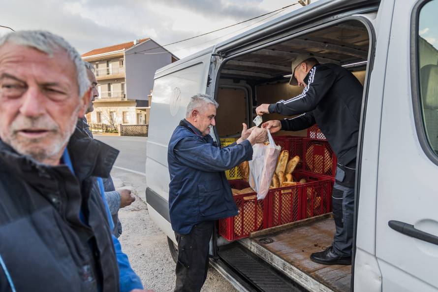 Katuni Kreševo: Reportaža o dostavi kruha u malenim zaselcima Dalmatinske zagore