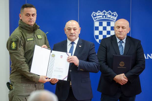Zagreb: Tomo Medved dodjelio braniteljske zahvalnice postrojbama koje su sudjelovale u akciji Plitvice