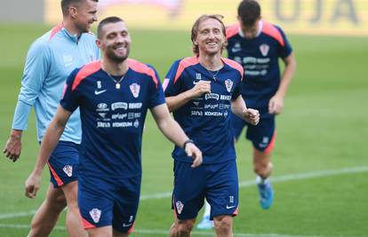 FOTO Kumstvo je jače i od rivalstva: Modrić i Kovačić zajedno otišli sa stadiona