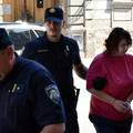 VIDEO Ovu &zcaron;enu (36) sumnji&ccaron;e za te&scaron;ko ubojstvo u Sl. Brodu. Doveli su je na ispitivanje