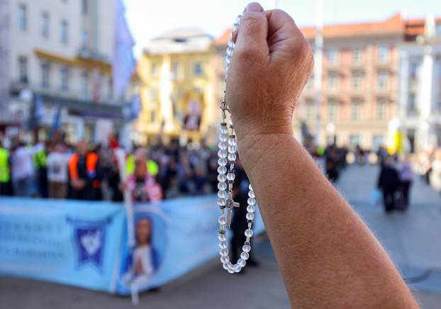 Zagreb: Molitelji na glavnom gradskom trgu