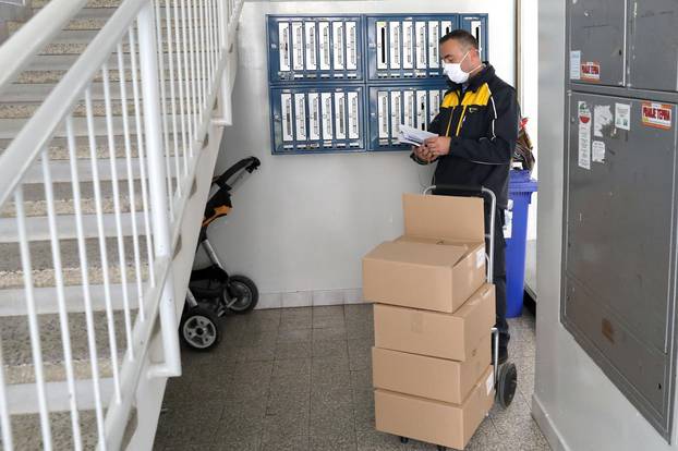 Zagreb: Poštari zbog koronavirus imaju još više posla nego inače
