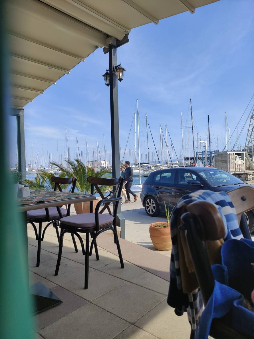 Grašo i Hana u proljetnoj šetnji po Splitu: Iskoristili su sunčan dan i izveli djevojčicu Albu...