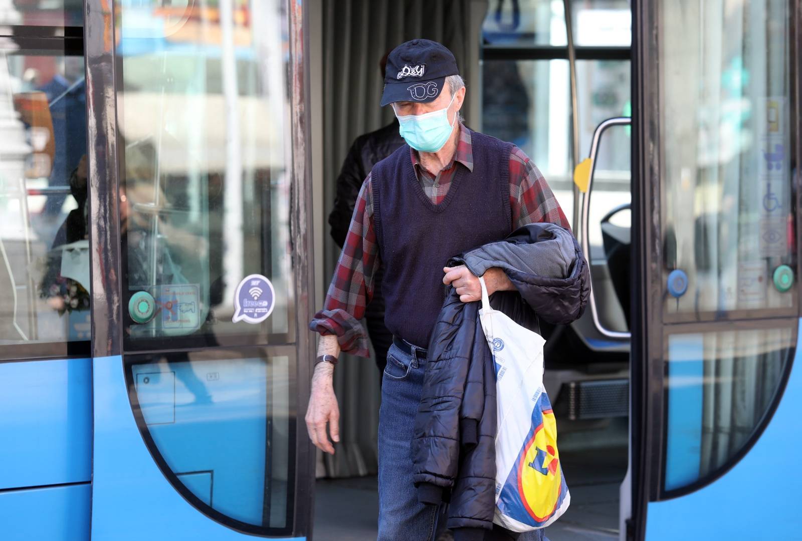 Zagreb: Smanjen broj putnika u tramvajima, neki od njih nose zaštitne maske