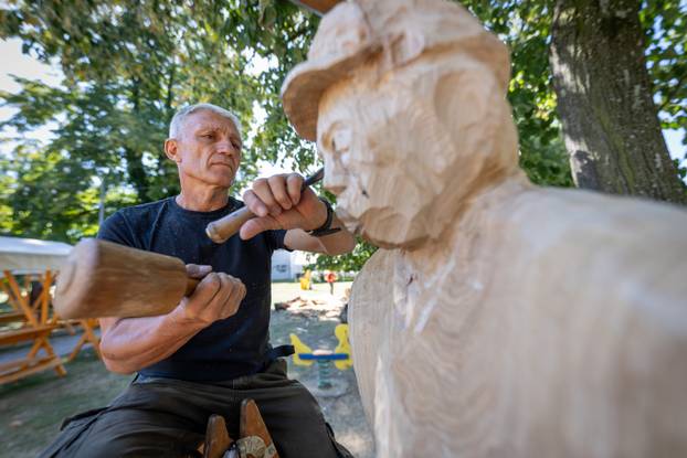 Osijek: 51 Kolonija kipara naive Ernestinovo stvaraju kiparska djela od trupca starog slavonskog hrasta