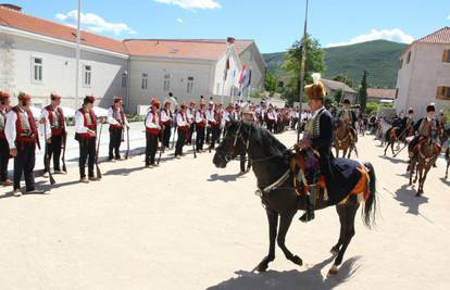 Alkarski konji pobjegli iz štale pa su 'prođirali' po centru Sinja