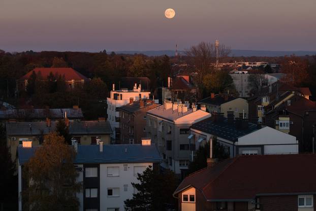 Pun mjesec na vedrom nebu iznad Čakovca