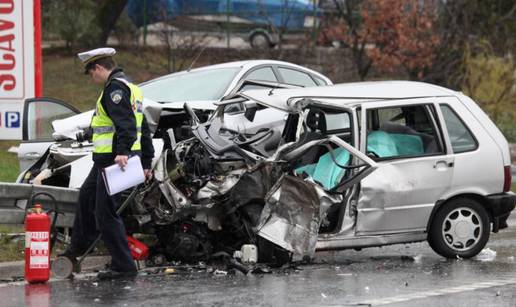 Sudarila se dva automobila i kamion, jedan  čovjek poginuo 