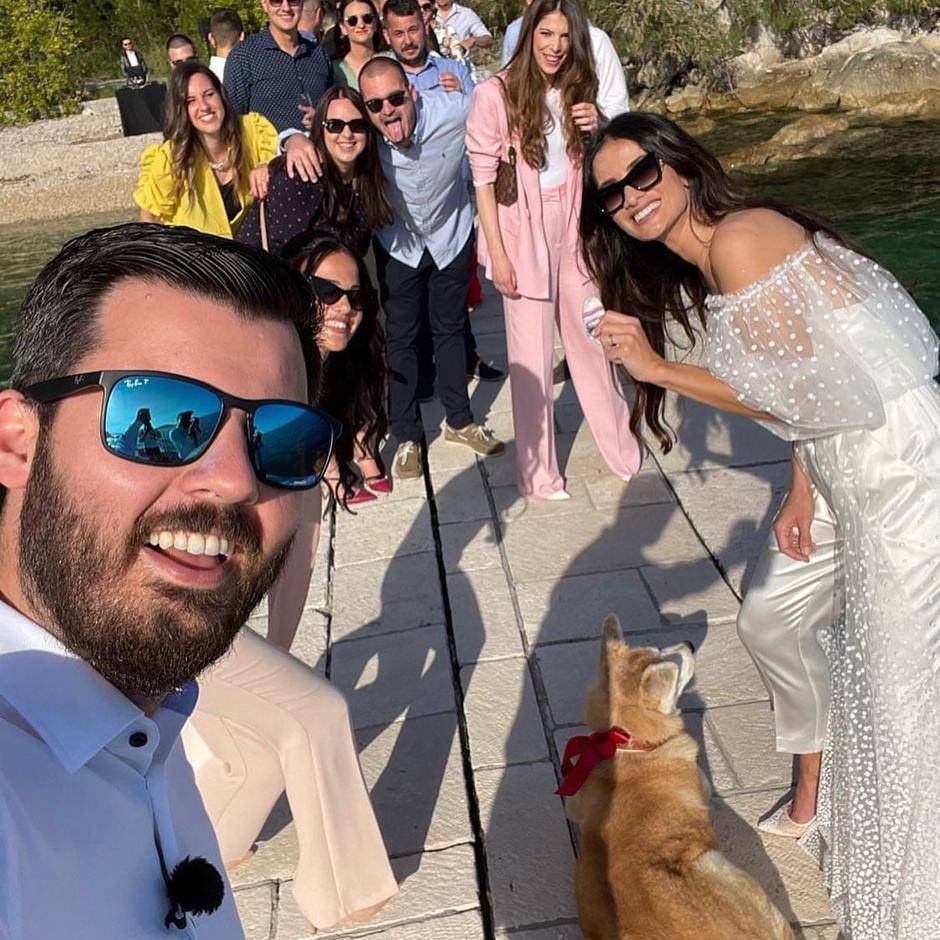 Objavili prvu 'privatnu' fotku sa svadbe Mate Rimca, mladenci pozirali s prijateljima uz more