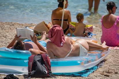 Dubrovnik: Građani i turisti bore se s visokim temperaturama na razne načine