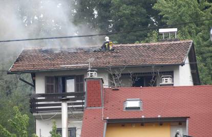Vatrogasci su spasili kuću na kojoj je gorjelo krovište