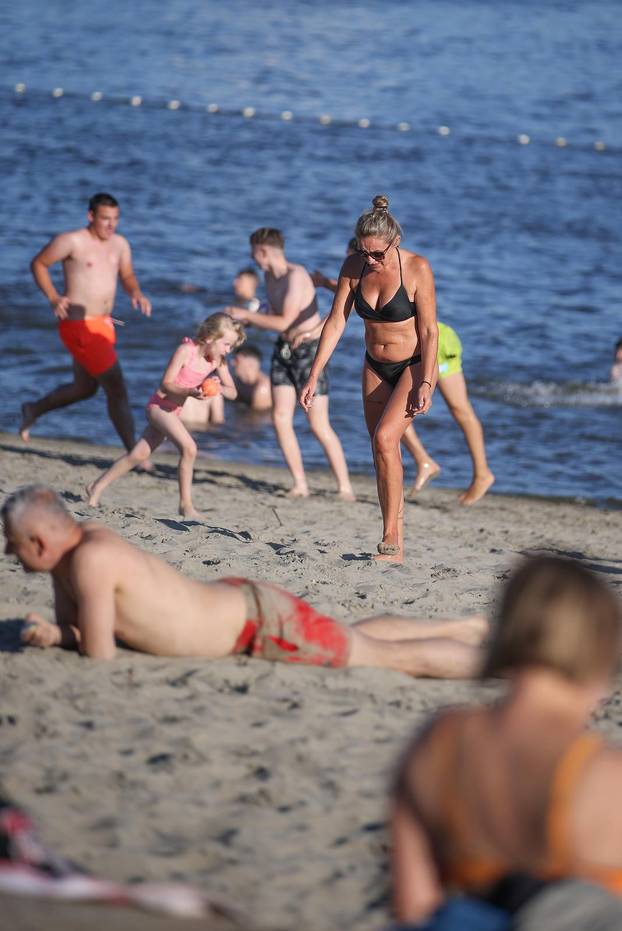 Osijek: Osječani pronašli osvježenje kupanjem na Dravi