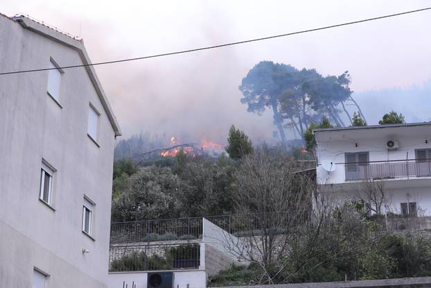 Izbio je požar u okolici Splita, jak vjetar otežava gašenje