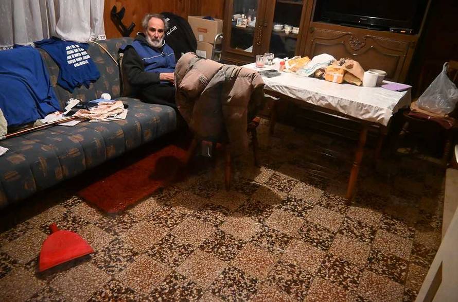 FOTO Poplava pogodila okolicu Ploča: 'Htio sam otići na WC pa sam iz kreveta završio u vodi'