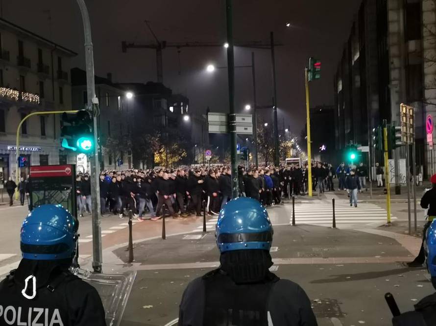 Kaos pred meč Dinama! Letjele baklje i boce, dvojicu su odveli