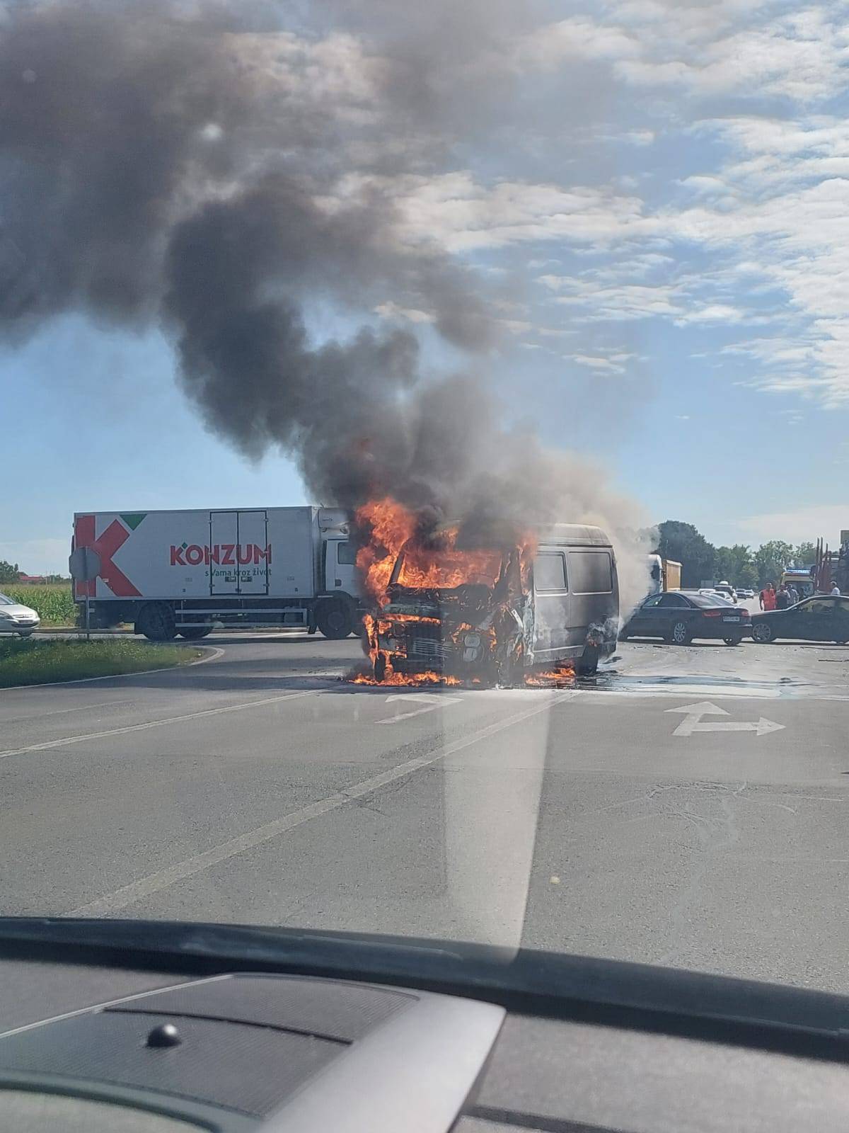 FOTO Sudar na vinkovačkoj obilaznici: Zapalio se kombi, cestu su zatvorili za promet