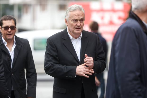 Sarajevo: Dolazak uzvanika na komemoraciju za Halida Bešlića u Narodno pozorište 