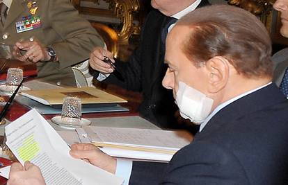 Berlusconi došao sa zavojem na sastanak s Napolitanom