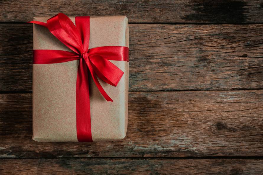 Uvijek se mučite s mašnom na poklonu? Evo kako je smotati