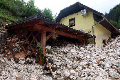 FOTO Odron zatrpao kuće nakon obilnih kiša u Sloveniji, morali su evakuirati ljude iz sela