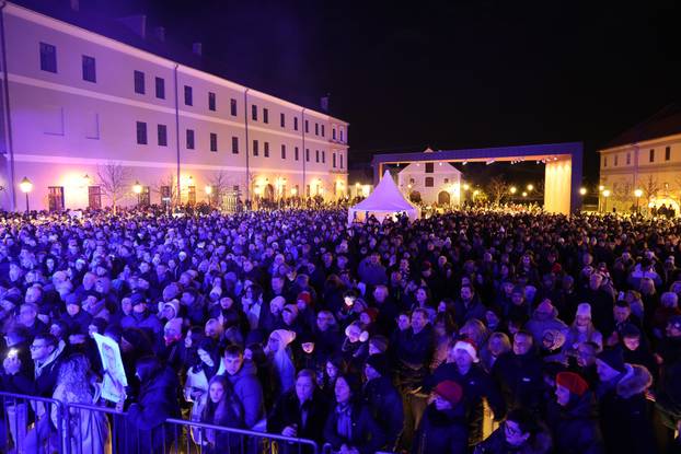 Osječani i njihovi gosti u novu 2026. godinu ušli su uz zvukove legendarnog Miroslava Škore