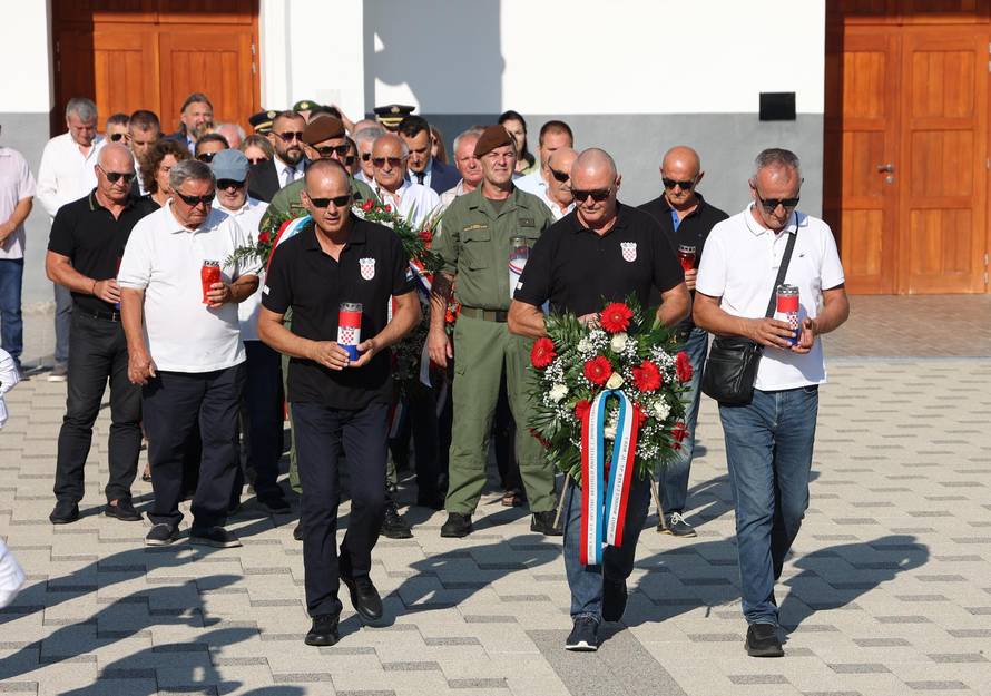 Šibenik: Položeni vijenci i zapaljene svije?e povodom obljetnice Oluje