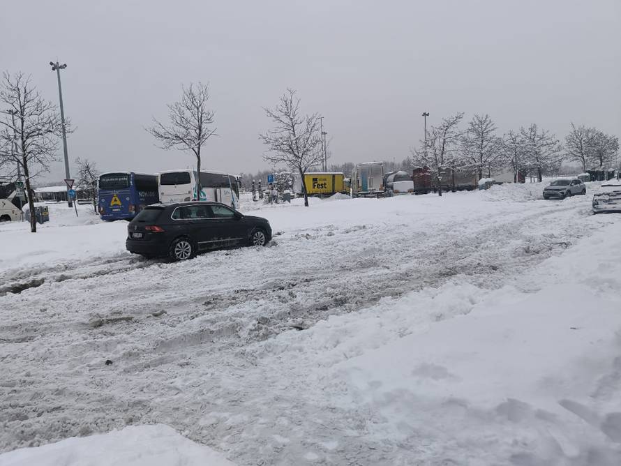 VIDEO Čak 30 studenata zapelo u mećavi kod Macole: 'Dali su nam da spavamo u restoranu'