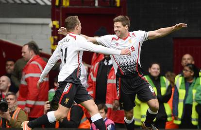Gerrard dvaput iz penala za povratak Liverpoola na vrh
