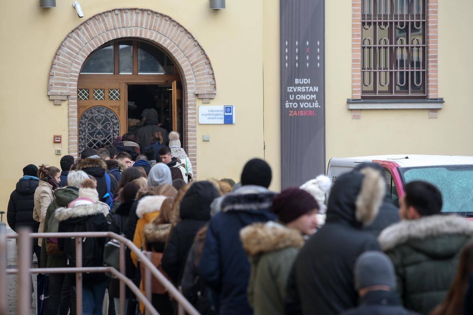 Nema više čekanja, učenici se u srednje škole upisuju online!