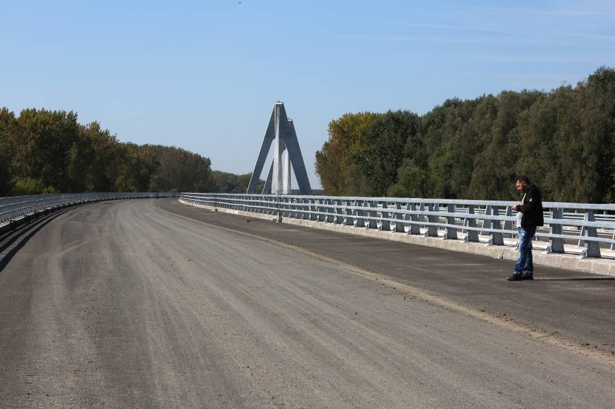 Petrijevci: Nedovršeni most na rijeci Dravi