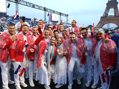 FOTO S broda se orilo 'Hrvatska, Hrvatska'! U crvenim odijelima su naši sportaši zaplovili Senom