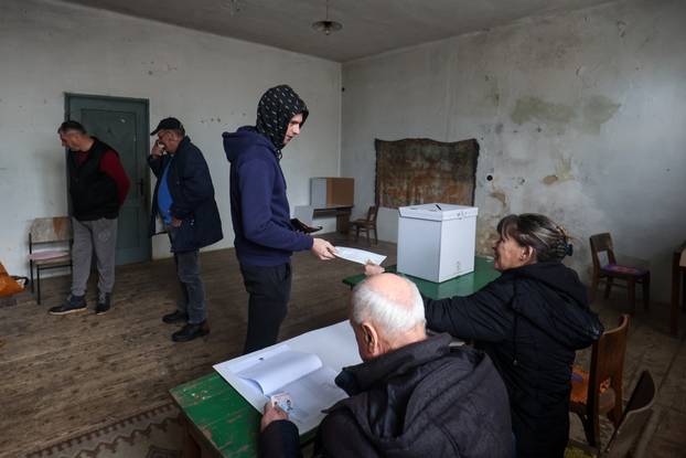 Škola u Željeznom Žumberačkom odavno se ne koristi, ali danas je otvorena zbog izbora
