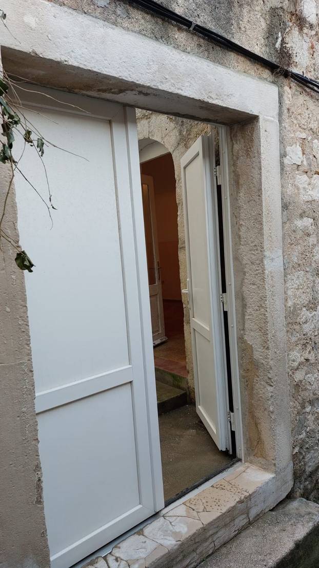 FOTO Ova kuća na Rabu ima 40 m2. Za nju traže 250.000 eura!