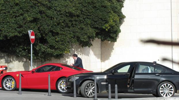 Split: Kerumov Ferrari 599 GTB mami pogled parkiran ispred zgrade Banovine 