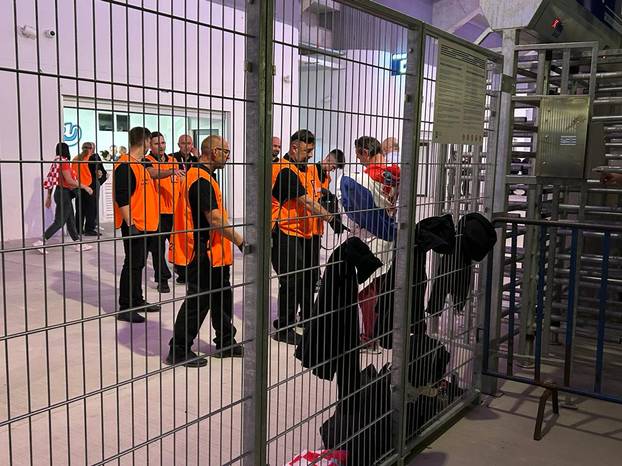 Ovako pregledavaju zastave na Opus Areni. Pogledajte kontrole na ulazima, svaku fotografiraju!