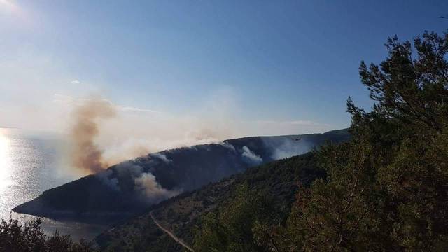 Požar na Mosoru: Izbio je na vrlo nepristupačnom terenu