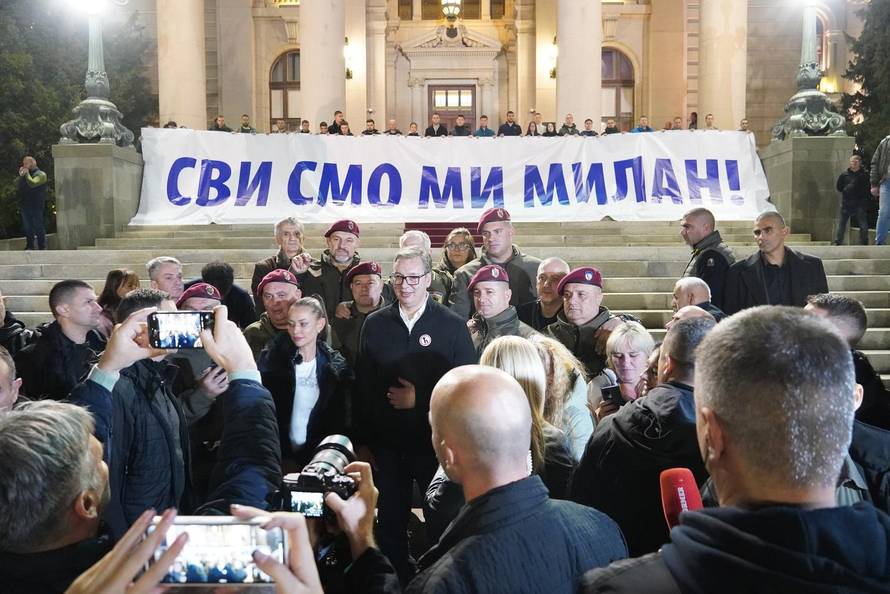 Beograd: Vučić došao ispred Narodne skupštine i pružio podršku "junaku iz Ćacilenda"