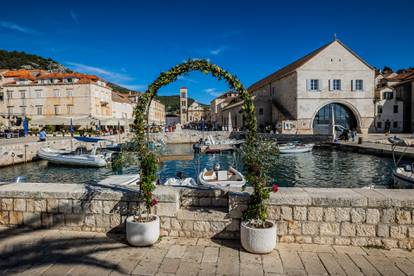 FOTO Turisti uživaju na Hvaru: Ljeto se tu nije do kraja predalo