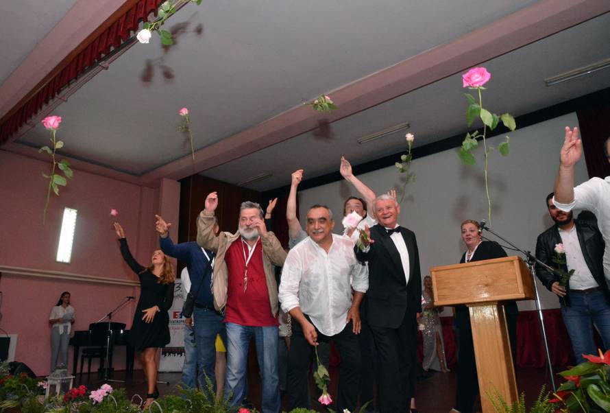 Brinuo je o gostima, išao od stola do stola, častio ih rakijom