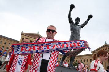 SP 2026 Philadelphia: Navija&ccaron;i Hrvatske fotografiraju se uz spomenik Rockyju