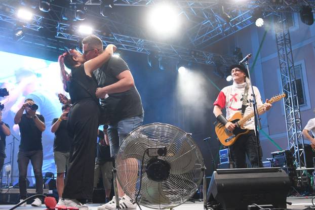 Bjelovar: Neočekivana prosidba na koncertu Plavog orkestra