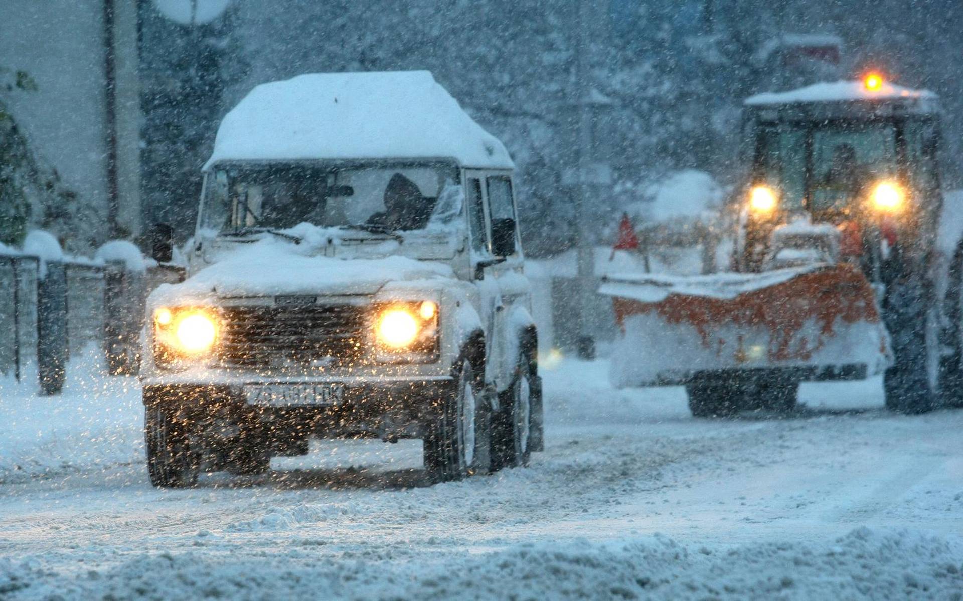 ARHIVA - Zagreb: Ralice ?iste velike koli?ine snjega na gradskim prometnicama
