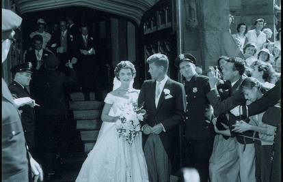 Vjenčanje kao krunidba: JFK, zakleti neženja je pokleknuo