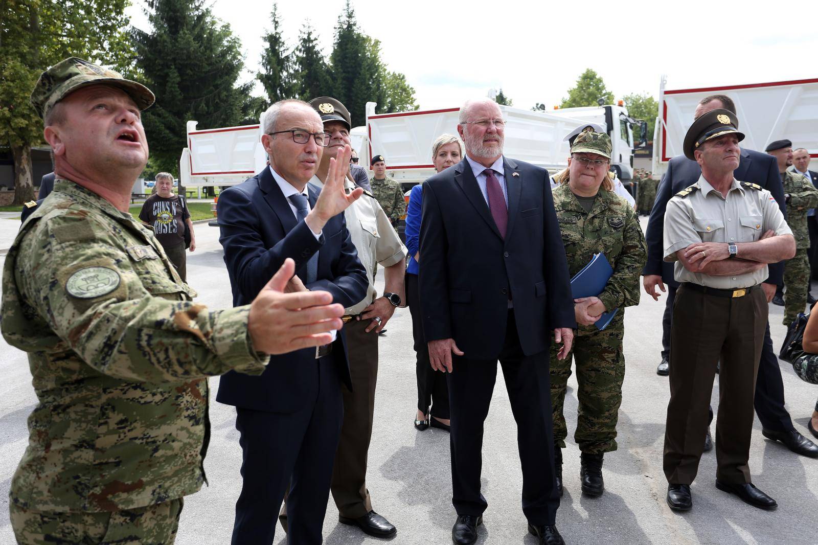 U vojarni "Kamensko" odrÅ¾ana je  predaja donacije Vlade SAD-a Hrvatskoj kopnenoj vojsci