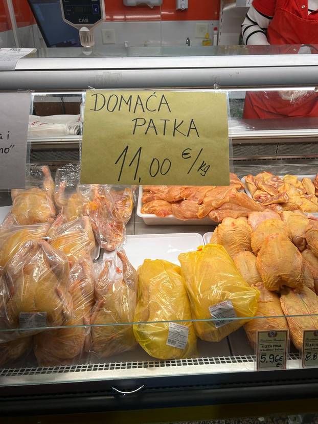 FOTO Građani šokirani! Za kilu janjetine 20 eura, rajčice po 7, a orada na Dolcu čak 28 eura