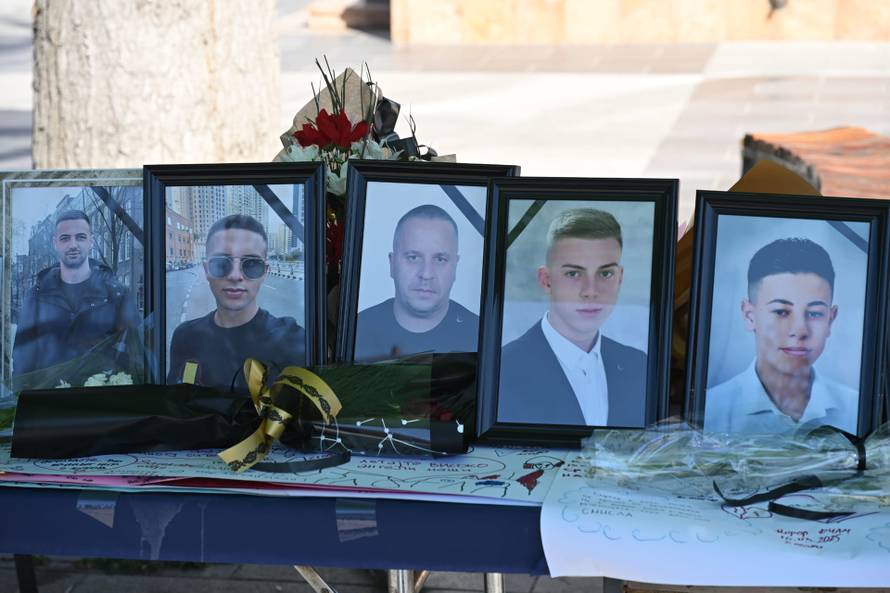 Brojni stanovnici Kočana oplakuju poginule na dan njihova sprovoda