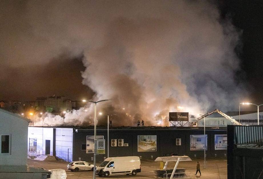 Pogledajte kako veliki požar guta skladište guma u Splitu